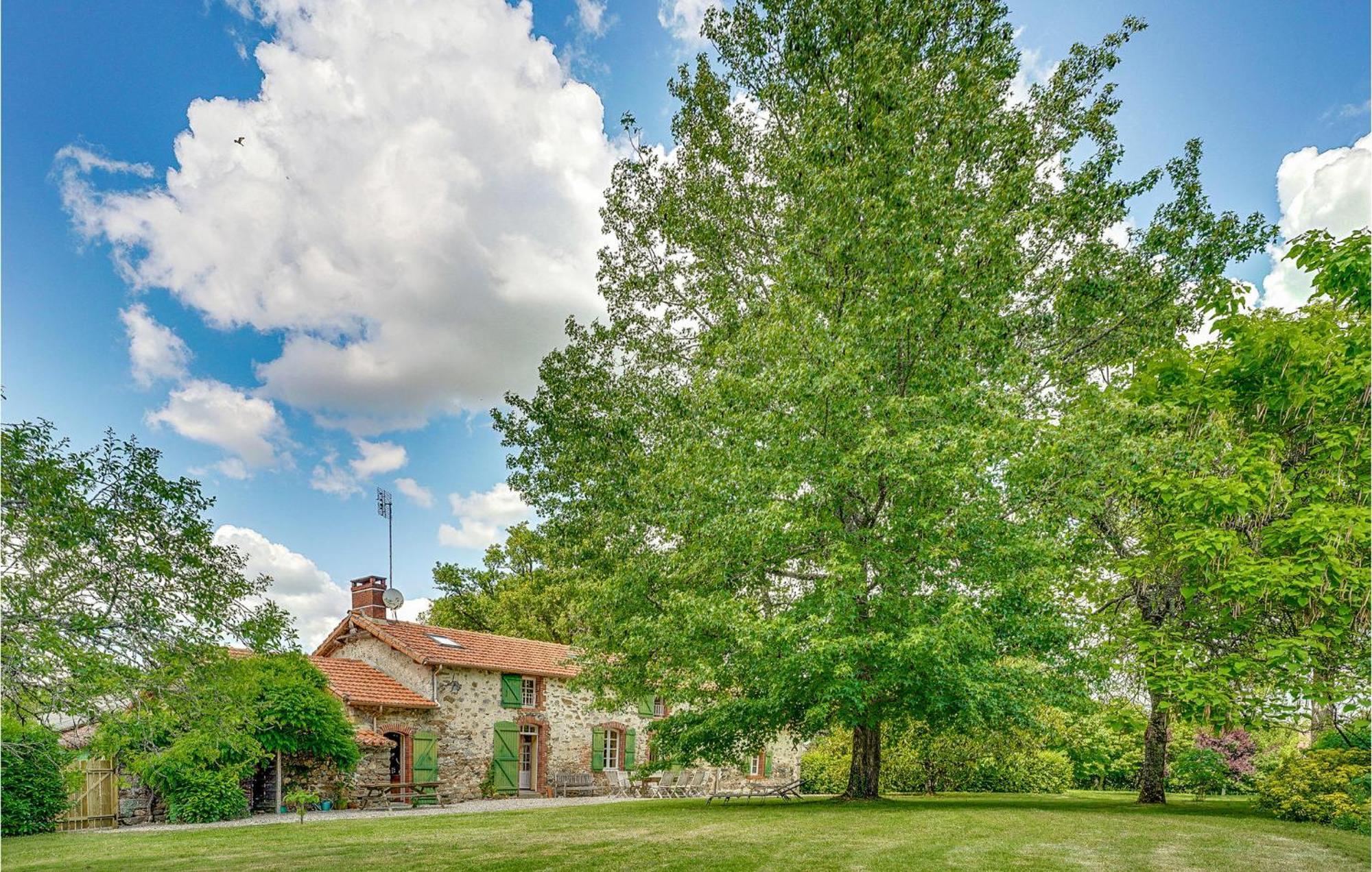 Gorgeous Home In Nieul Le Dolent ภายนอก รูปภาพ